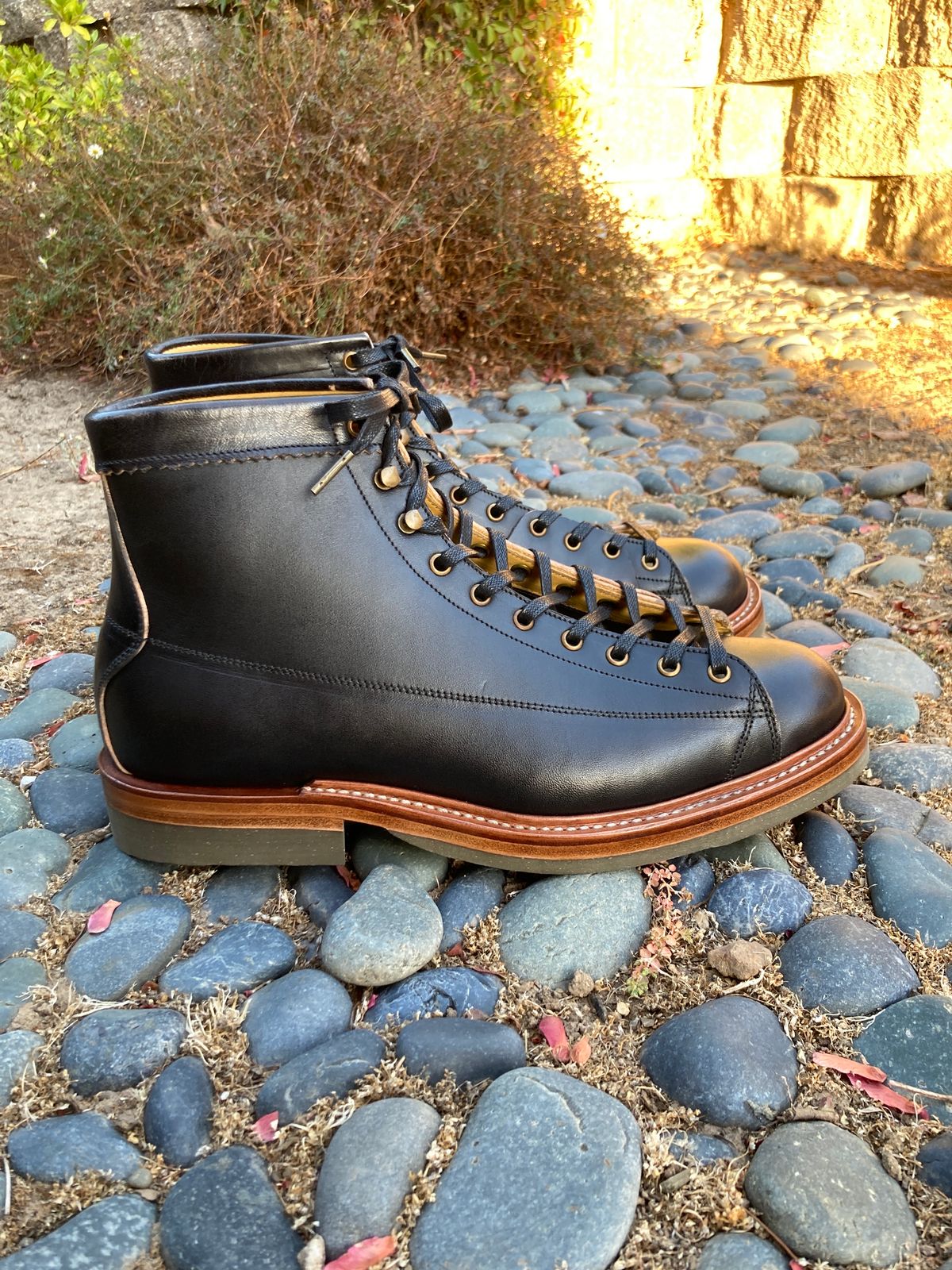 Photo by boogieshafer on October 3, 2023 of the Sagara Cordmaster in Maryam Natural Horsebutt Overdyed Black.