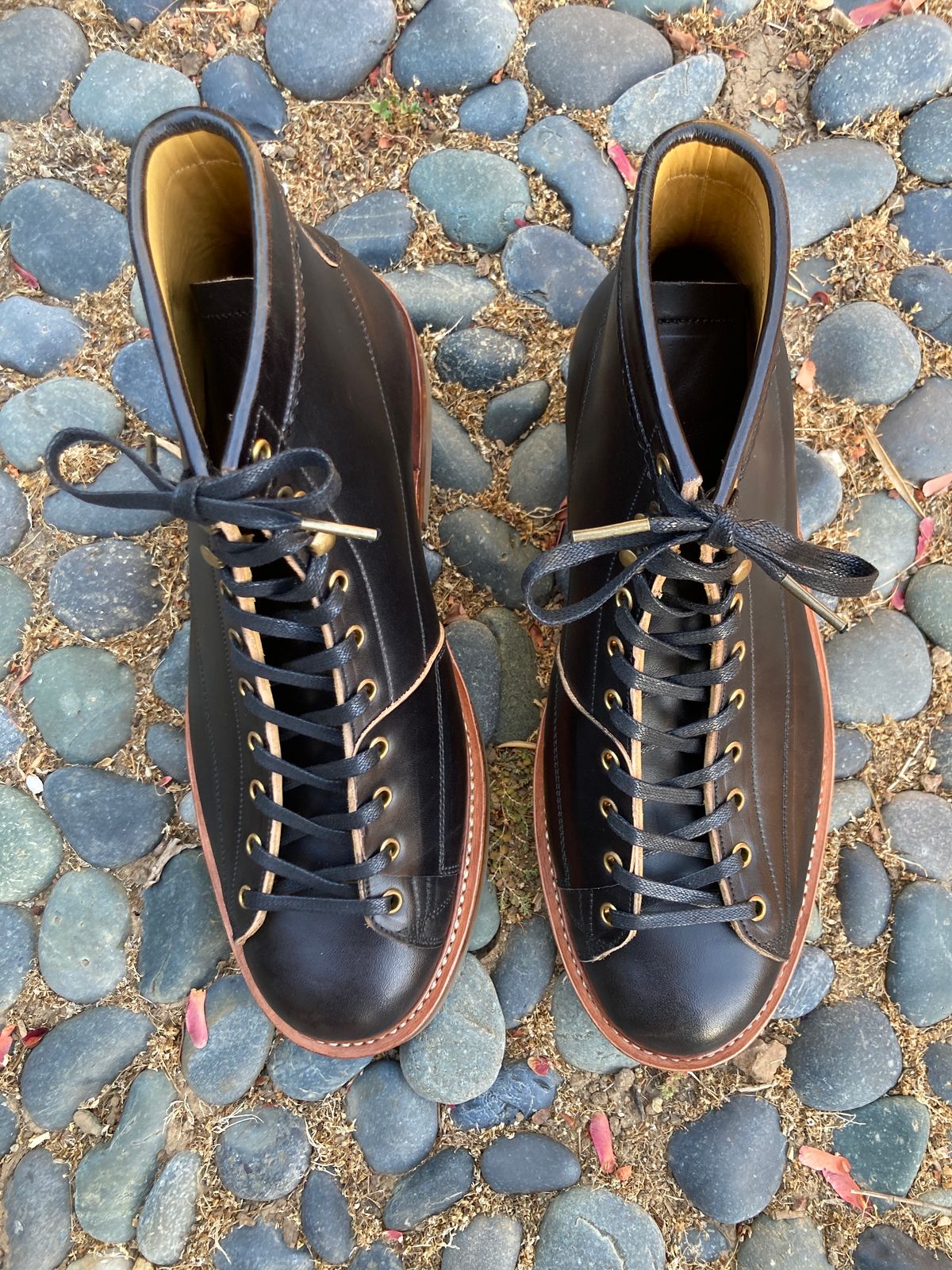Photo by boogieshafer on October 3, 2023 of the Sagara Cordmaster in Maryam Natural Horsebutt Overdyed Black.