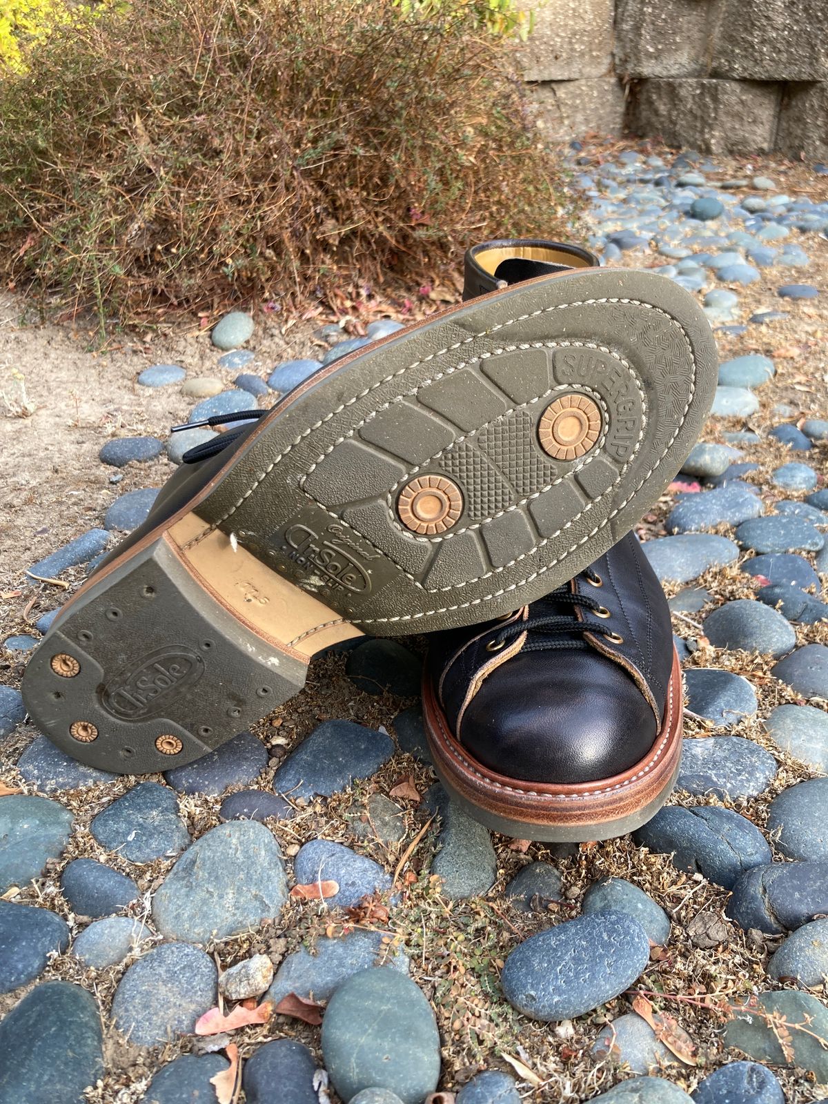 Photo by boogieshafer on November 2, 2023 of the Sagara Cordmaster in Maryam Natural Horsebutt Overdyed Black.