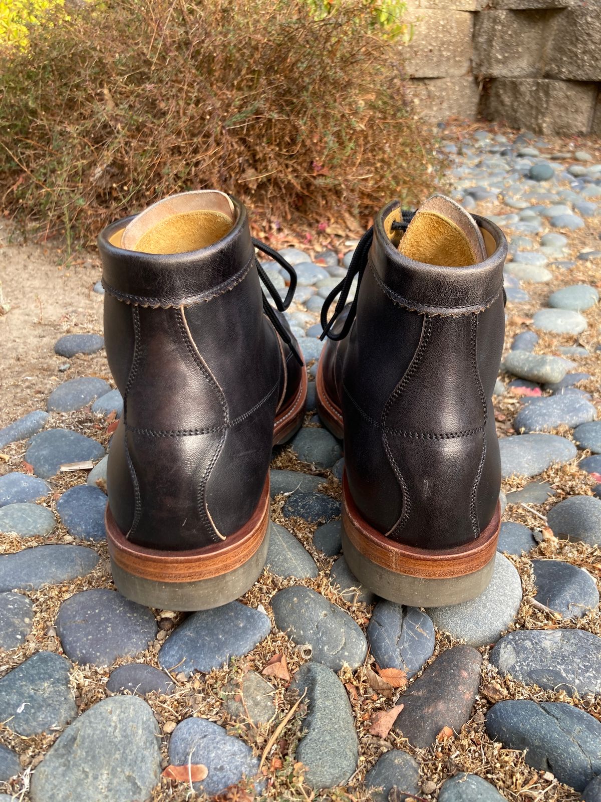 Photo by boogieshafer on November 2, 2023 of the Sagara Cordmaster in Maryam Natural Horsebutt Overdyed Black.