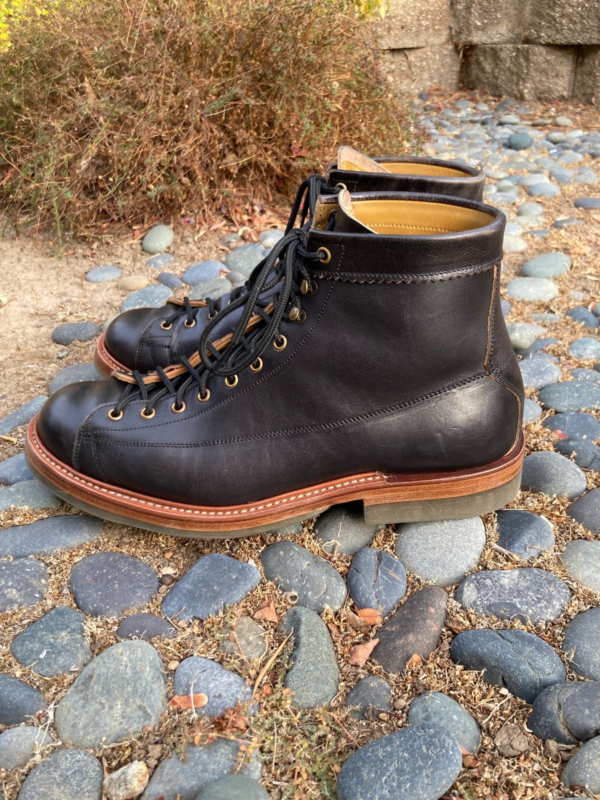 Photo by boogieshafer on November 2, 2023 of the Sagara Cordmaster in Maryam Natural Horsebutt Overdyed Black.