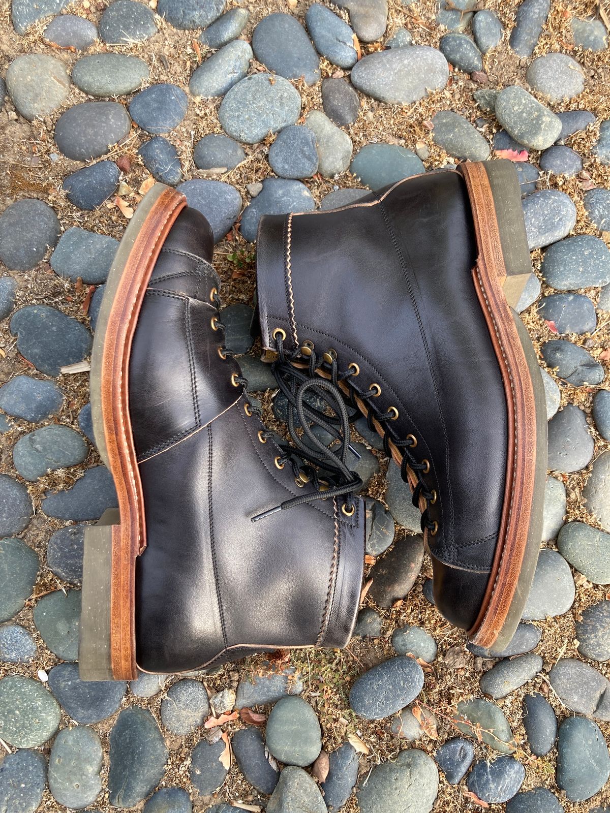 Photo by boogieshafer on November 2, 2023 of the Sagara Cordmaster in Maryam Natural Horsebutt Overdyed Black.