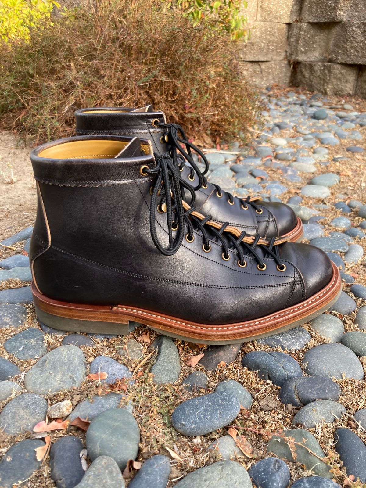 Photo by boogieshafer on November 2, 2023 of the Sagara Cordmaster in Maryam Natural Horsebutt Overdyed Black.