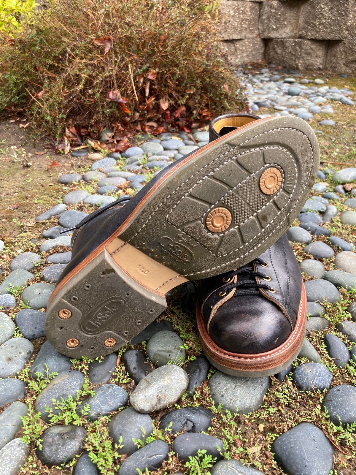 Photo by boogieshafer on December 2, 2023 of the Sagara Cordmaster in Maryam Natural Horsebutt Overdyed Black.