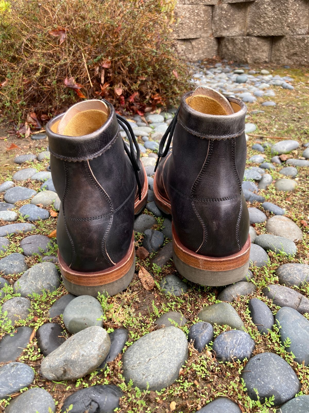 Photo by boogieshafer on December 2, 2023 of the Sagara Cordmaster in Maryam Natural Horsebutt Overdyed Black.