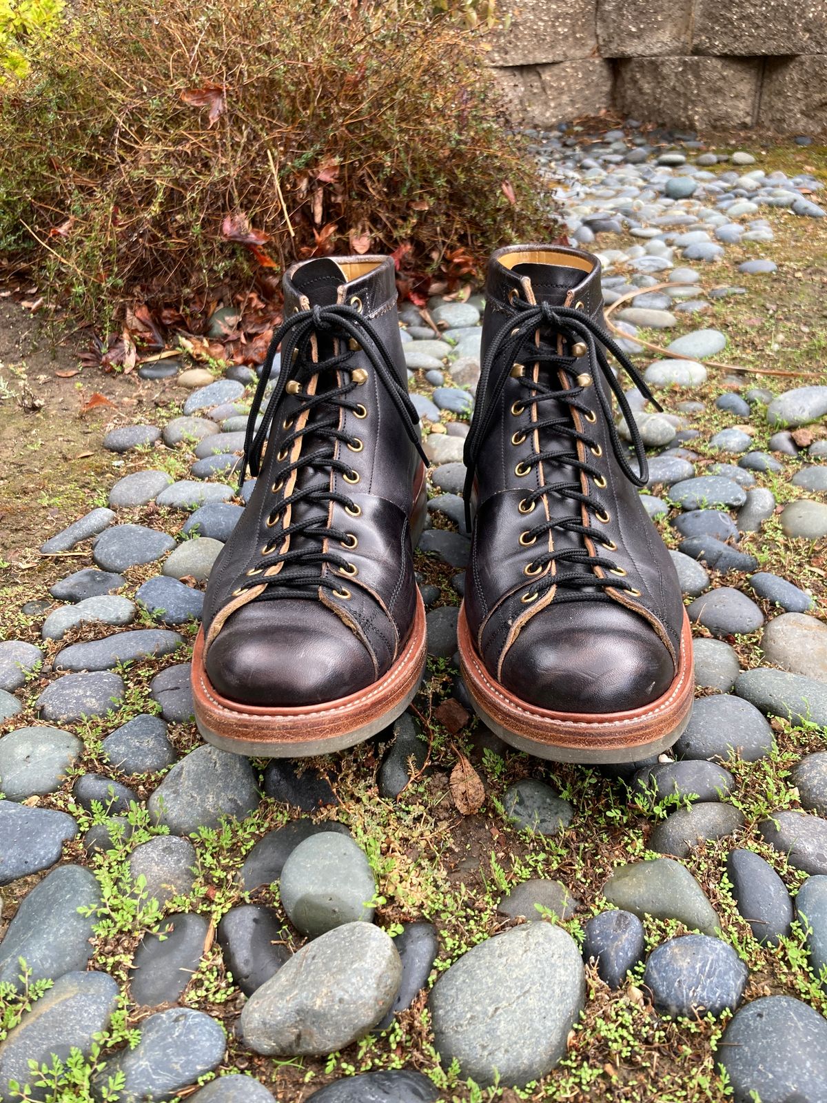 Photo by boogieshafer on December 2, 2023 of the Sagara Cordmaster in Maryam Natural Horsebutt Overdyed Black.