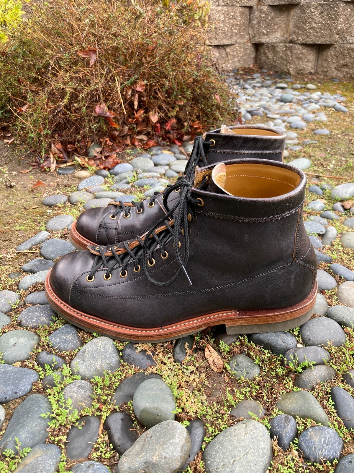 Photo by boogieshafer on December 2, 2023 of the Sagara Cordmaster in Maryam Natural Horsebutt Overdyed Black.