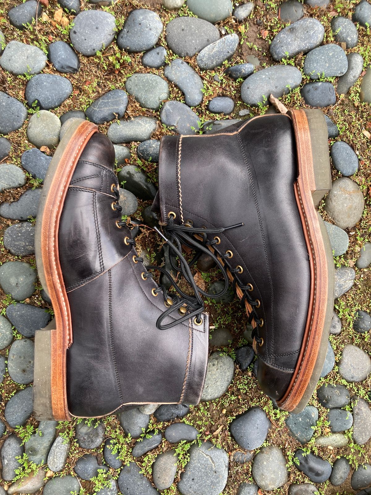 Photo by boogieshafer on December 2, 2023 of the Sagara Cordmaster in Maryam Natural Horsebutt Overdyed Black.