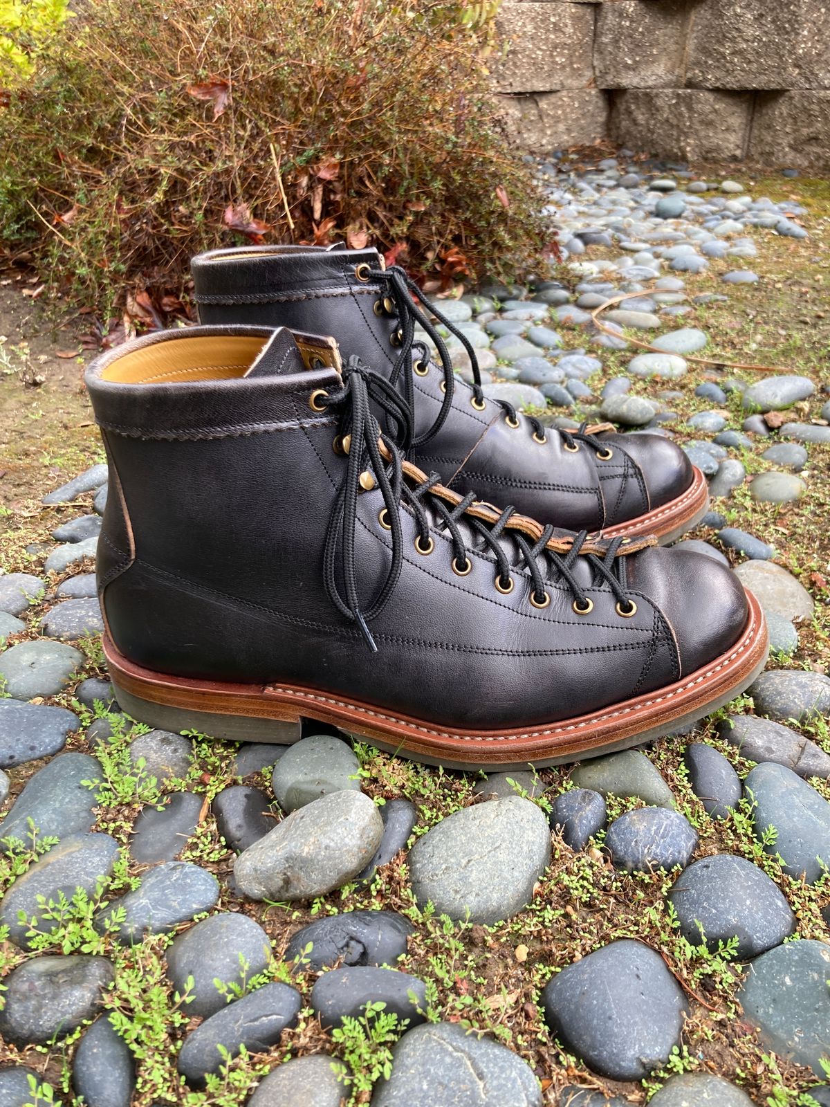 Photo by boogieshafer on December 2, 2023 of the Sagara Cordmaster in Maryam Natural Horsebutt Overdyed Black.
