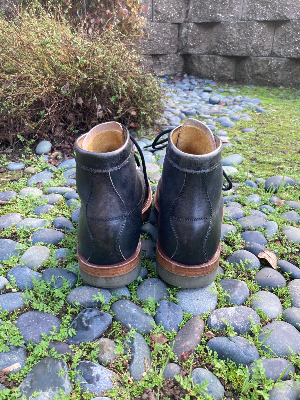 Photo by boogieshafer on January 1, 2024 of the Sagara Cordmaster in Maryam Natural Horsebutt Overdyed Black.