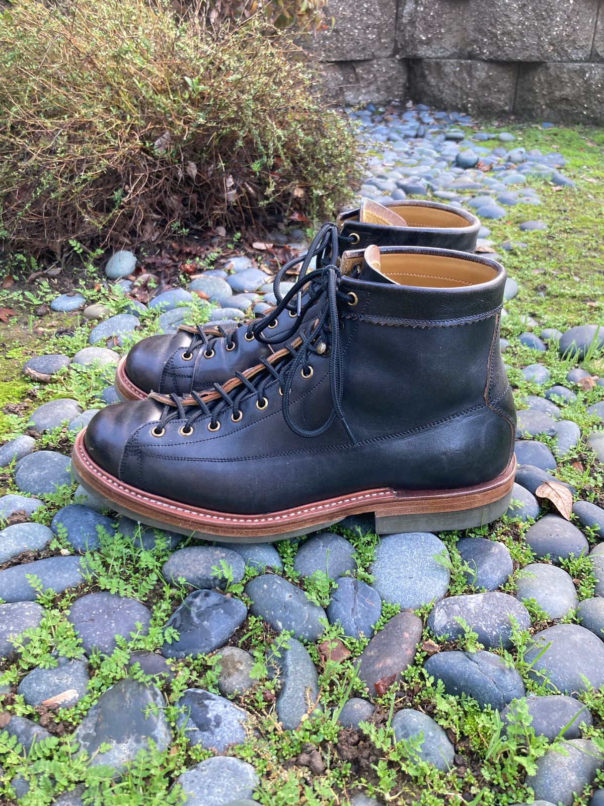 Photo by boogieshafer on January 1, 2024 of the Sagara Cordmaster in Maryam Natural Horsebutt Overdyed Black.