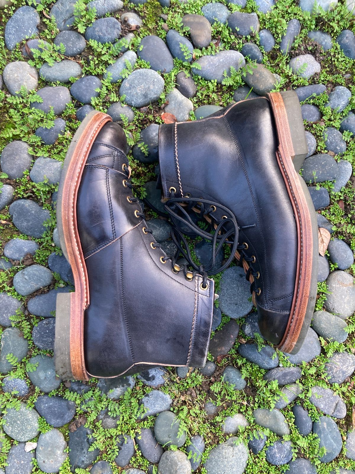 Photo by boogieshafer on January 1, 2024 of the Sagara Cordmaster in Maryam Natural Horsebutt Overdyed Black.