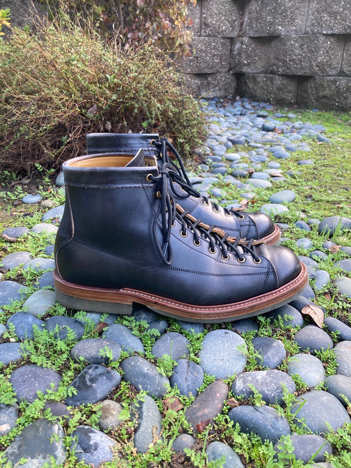 Photo by boogieshafer on January 1, 2024 of the Sagara Cordmaster in Maryam Natural Horsebutt Overdyed Black.