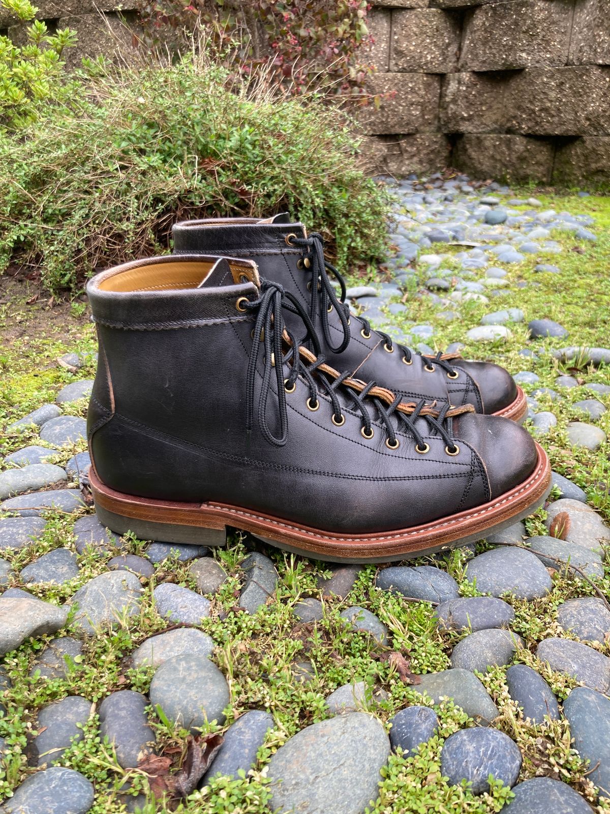 Photo by boogieshafer on February 3, 2024 of the Sagara Cordmaster in Maryam Natural Horsebutt Overdyed Black.