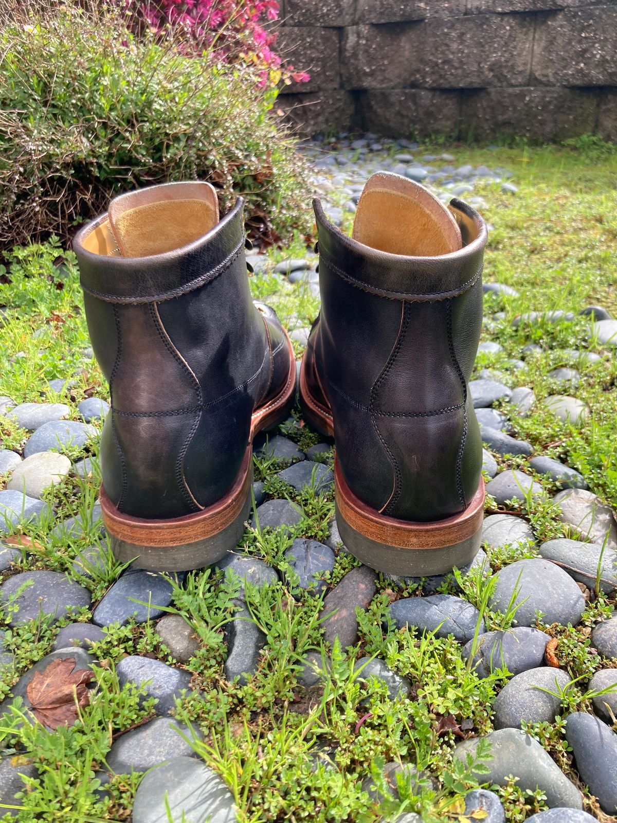 Photo by boogieshafer on March 3, 2024 of the Sagara Cordmaster in Maryam Natural Horsebutt Overdyed Black.