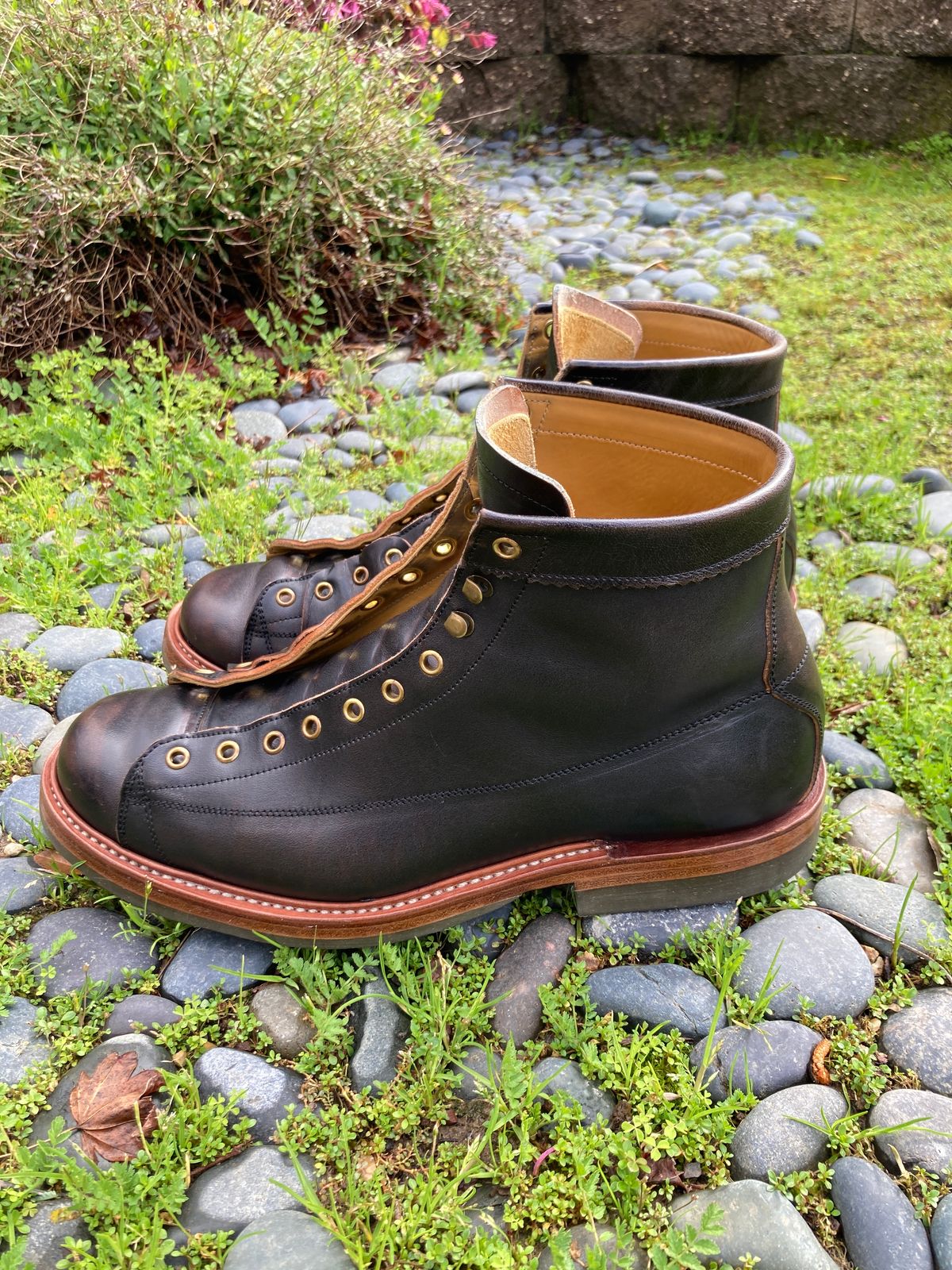 Photo by boogieshafer on March 3, 2024 of the Sagara Cordmaster in Maryam Natural Horsebutt Overdyed Black.