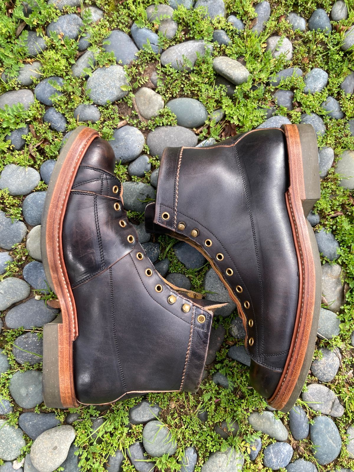 Photo by boogieshafer on March 3, 2024 of the Sagara Cordmaster in Maryam Natural Horsebutt Overdyed Black.