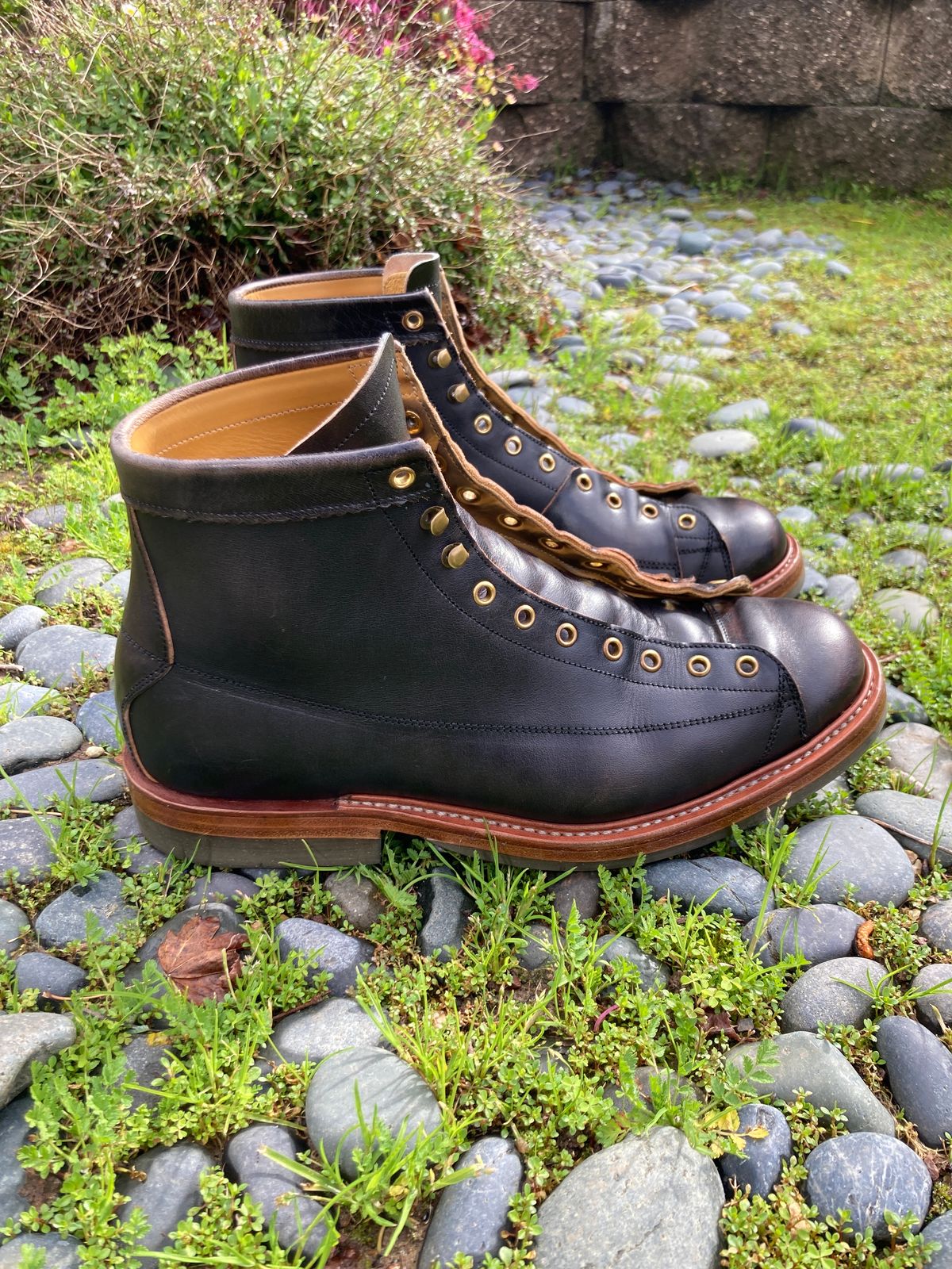 Photo by boogieshafer on March 3, 2024 of the Sagara Cordmaster in Maryam Natural Horsebutt Overdyed Black.
