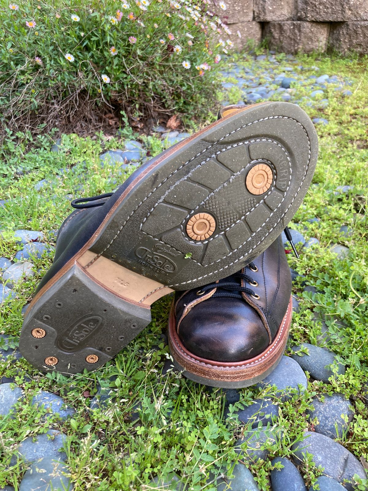 Photo by boogieshafer on April 3, 2024 of the Sagara Cordmaster in Maryam Natural Horsebutt Overdyed Black.