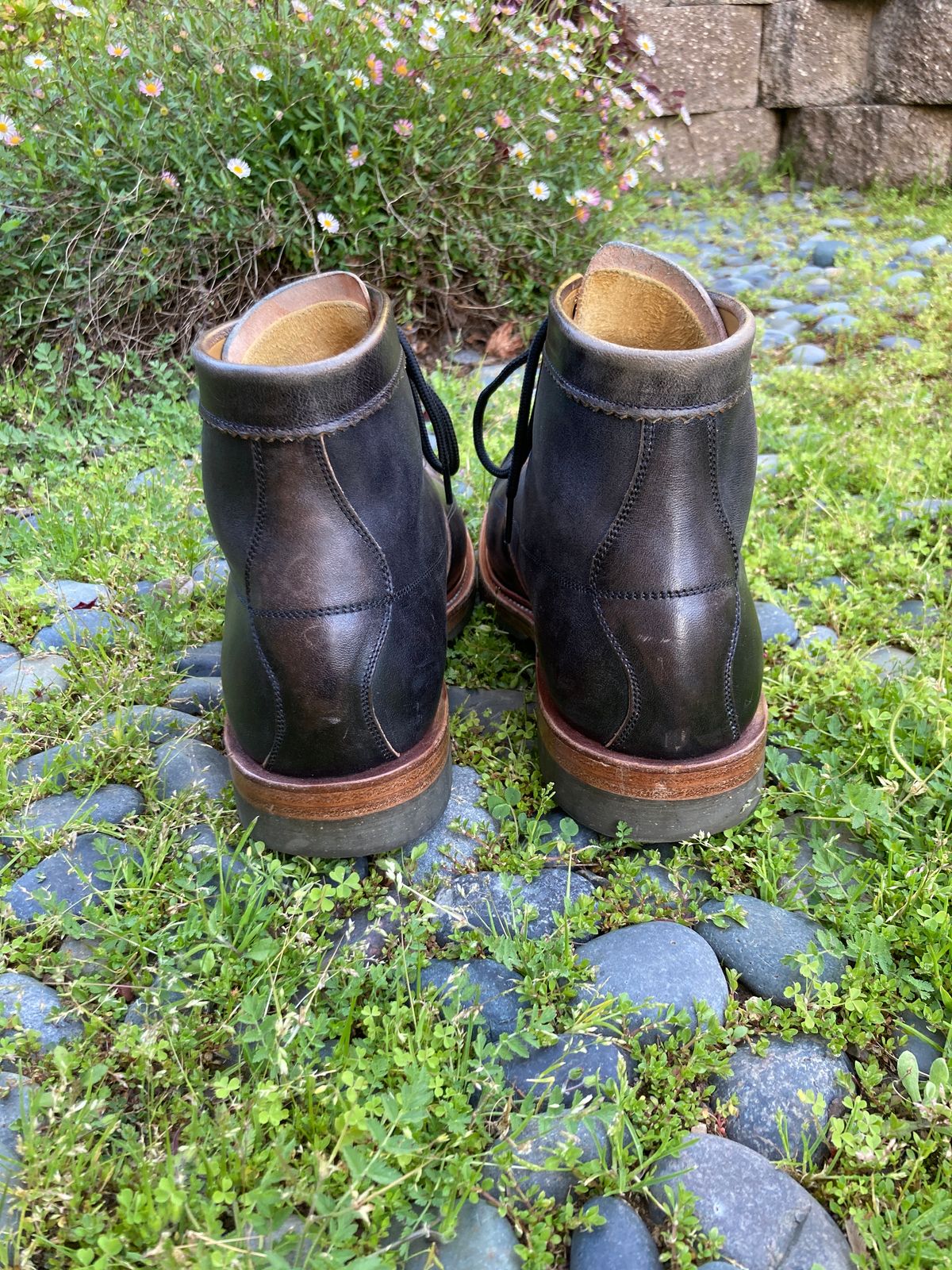 Photo by boogieshafer on April 3, 2024 of the Sagara Cordmaster in Maryam Natural Horsebutt Overdyed Black.