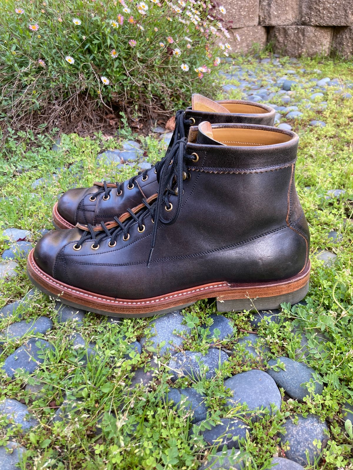 Photo by boogieshafer on April 3, 2024 of the Sagara Cordmaster in Maryam Natural Horsebutt Overdyed Black.