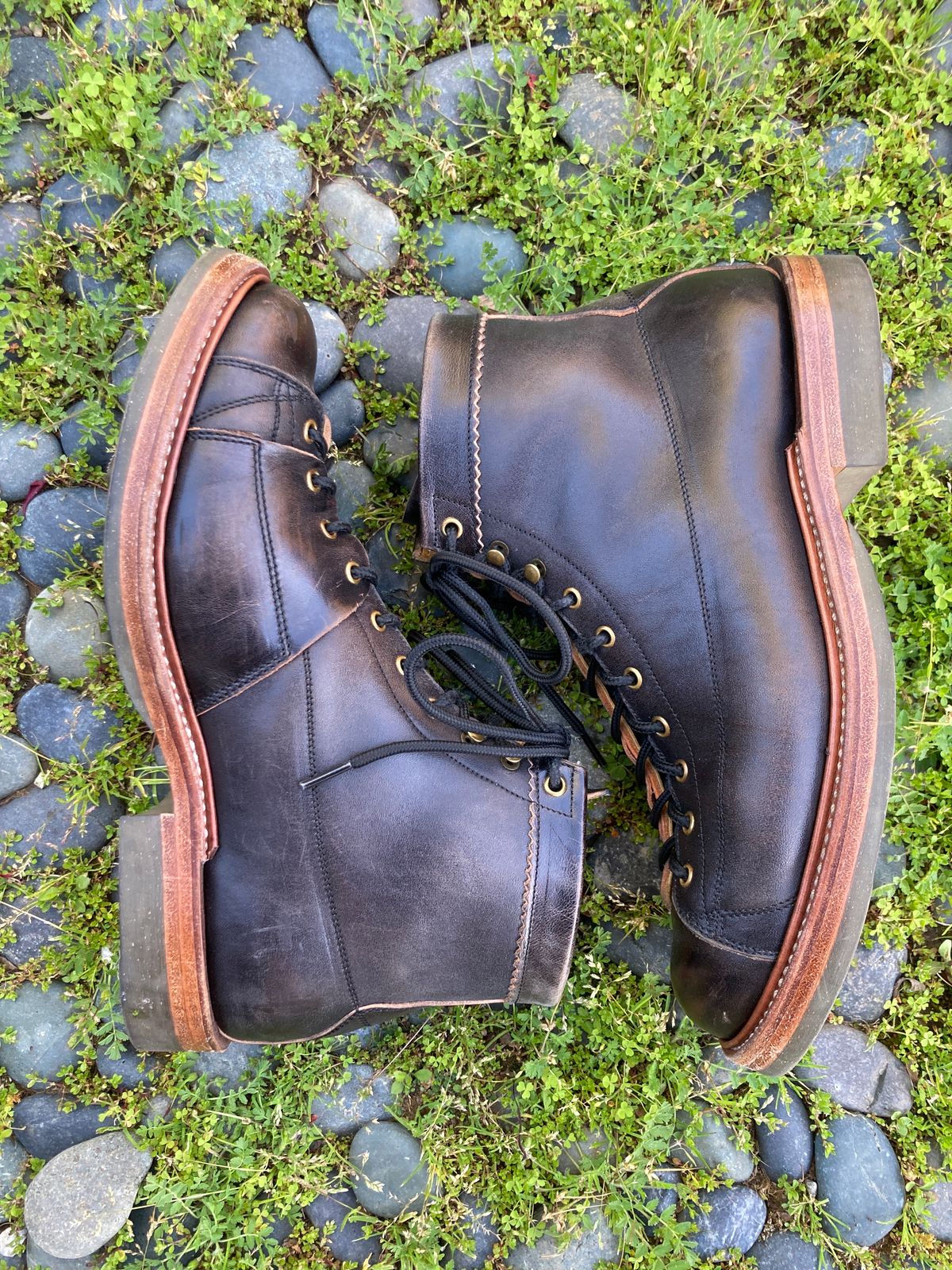 Photo by boogieshafer on April 3, 2024 of the Sagara Cordmaster in Maryam Natural Horsebutt Overdyed Black.