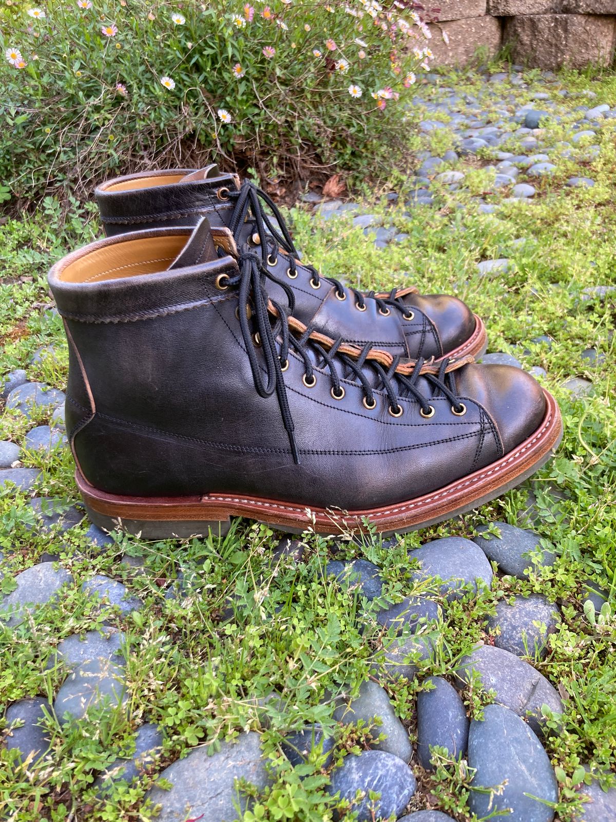 Photo by boogieshafer on April 3, 2024 of the Sagara Cordmaster in Maryam Natural Horsebutt Overdyed Black.