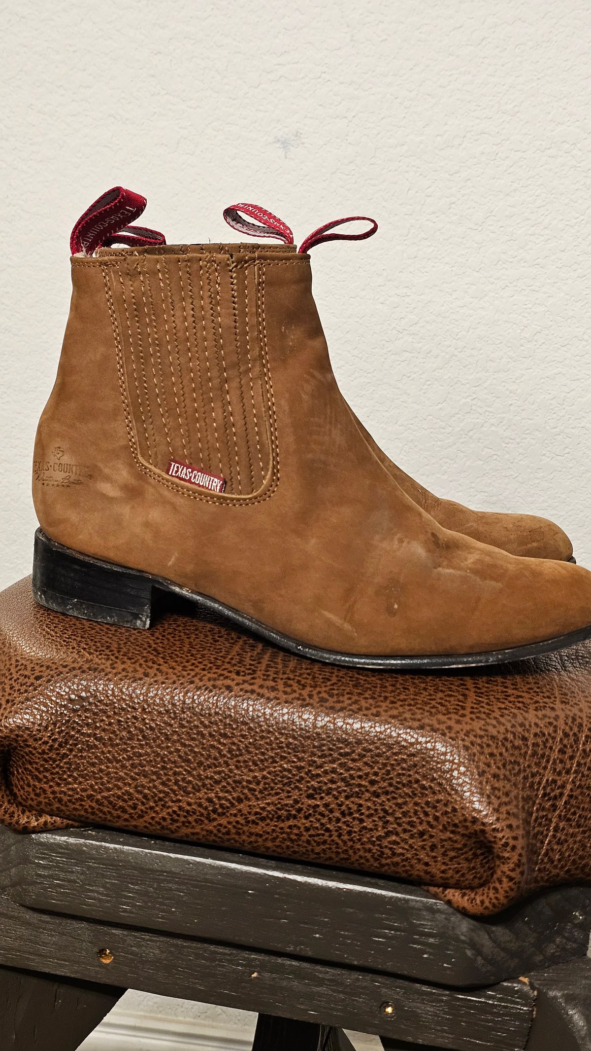 Photo by arriaga214 on November 6, 2025 of the Texas Country Botin Charro in Cuero, Cajeta.