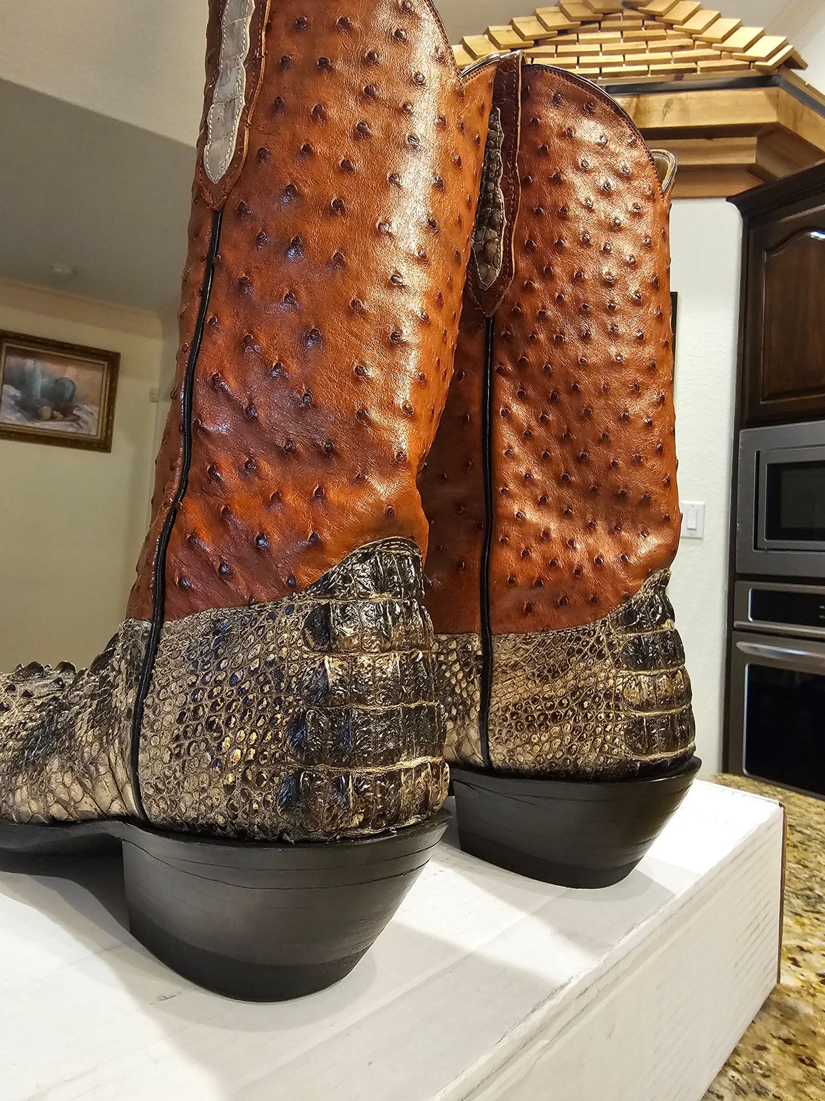 Photo by arriaga214 on April 20, 2024 of the Acosta Boots. Cowboy Boot in Head Cut Gator, Full Quill Ostrich.