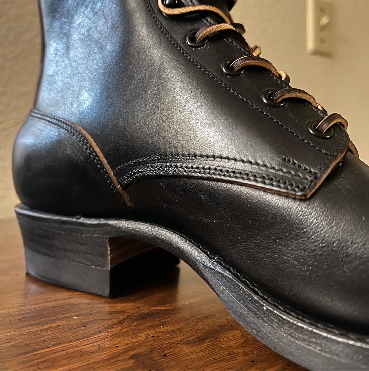 Photo by wabi_sabione on September 15, 2023 of the Rolling Dub Trio Griffin 8.5" Plain Toe Boots in Similar Black Horsebutt #1010.