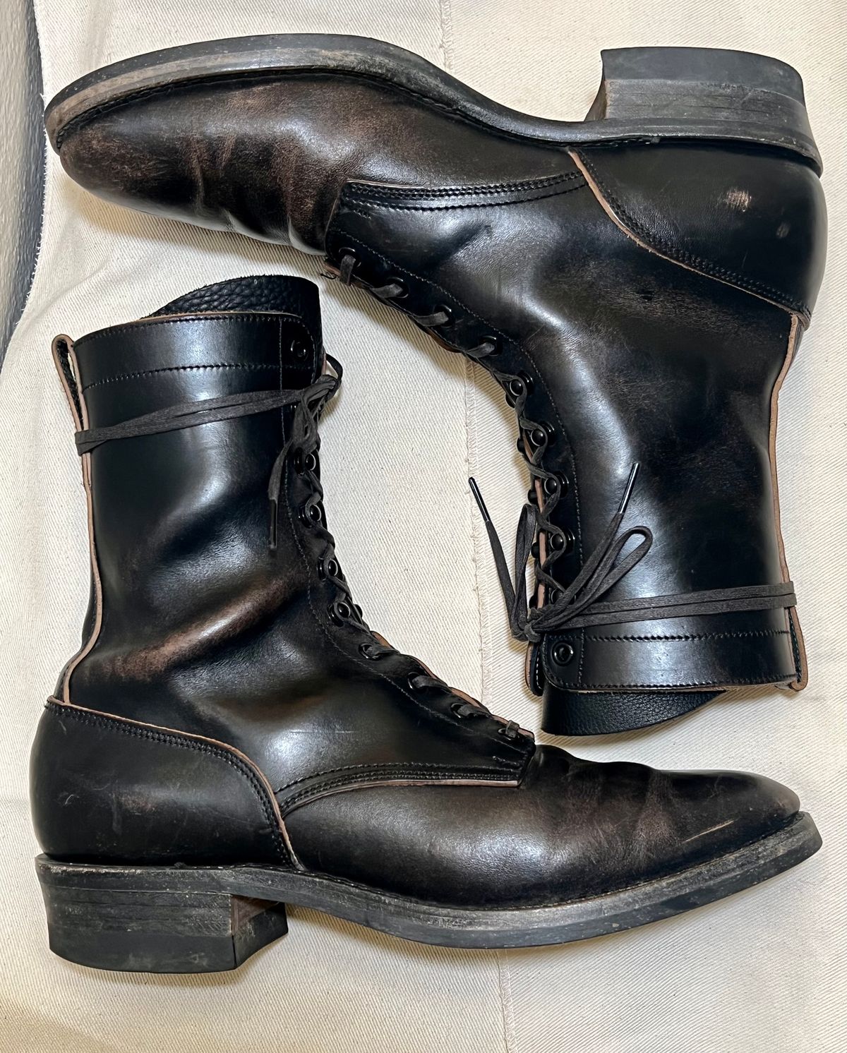 Photo by wabi_sabione on January 4, 2024 of the Rolling Dub Trio Griffin 8.5" Plain Toe Boots in Similar Black Horsebutt #1010.