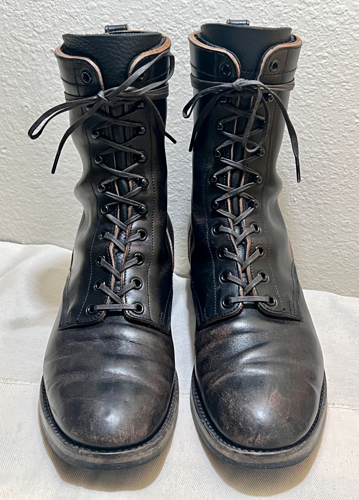 Photo by wabi_sabione on January 4, 2024 of the Rolling Dub Trio Griffin 8.5" Plain Toe Boots in Similar Black Horsebutt #1010.