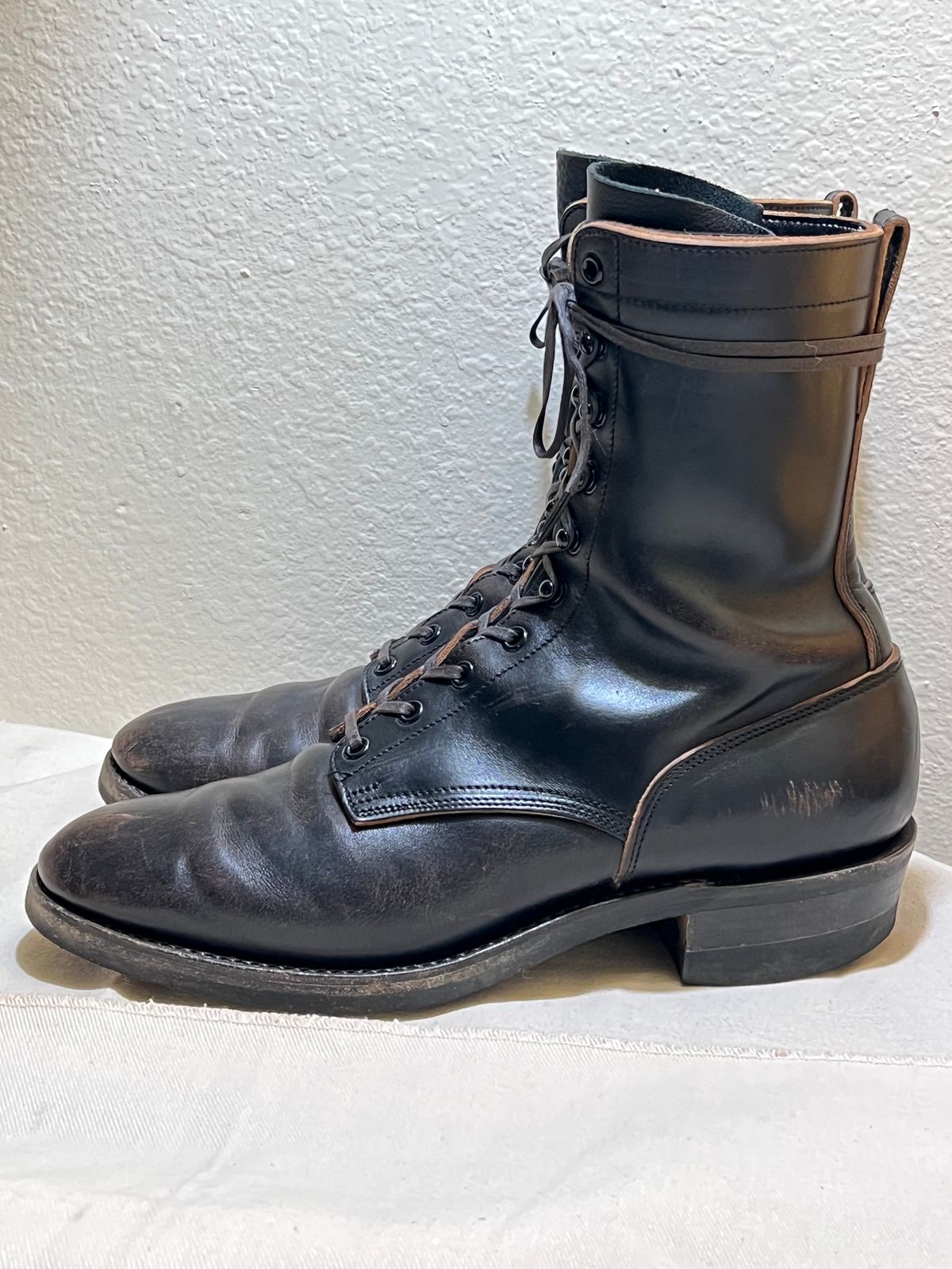 Photo by wabi_sabione on January 4, 2024 of the Rolling Dub Trio Griffin 8.5" Plain Toe Boots in Similar Black Horsebutt #1010.