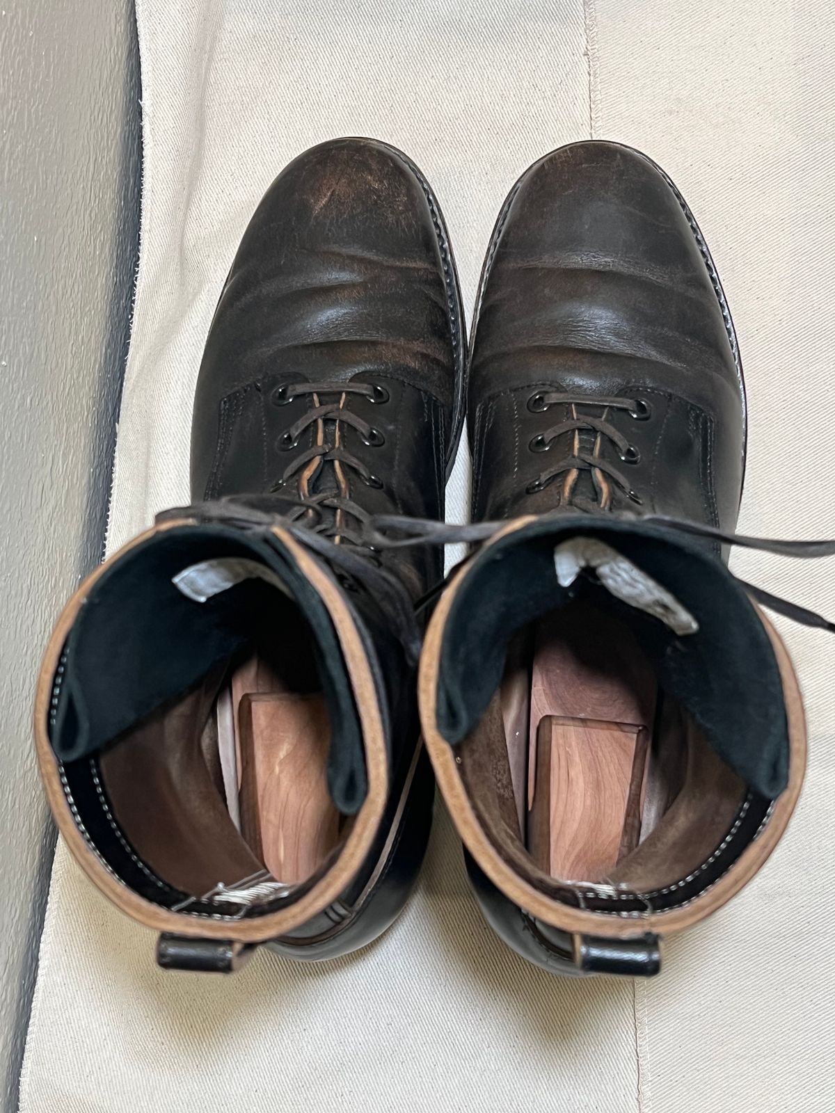 Photo by wabi_sabione on January 4, 2024 of the Rolling Dub Trio Griffin 8.5" Plain Toe Boots in Similar Black Horsebutt #1010.