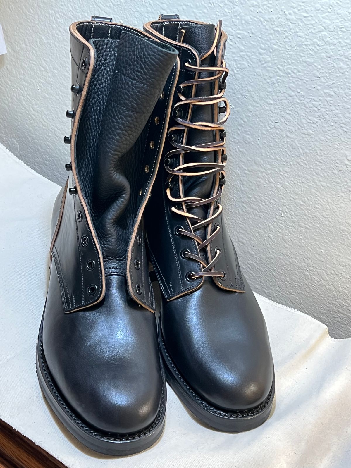 Photo by wabi_sabione on October 1, 2023 of the Rolling Dub Trio Griffin 8.5" Plain Toe Boots in Similar Black Horsebutt #1010.