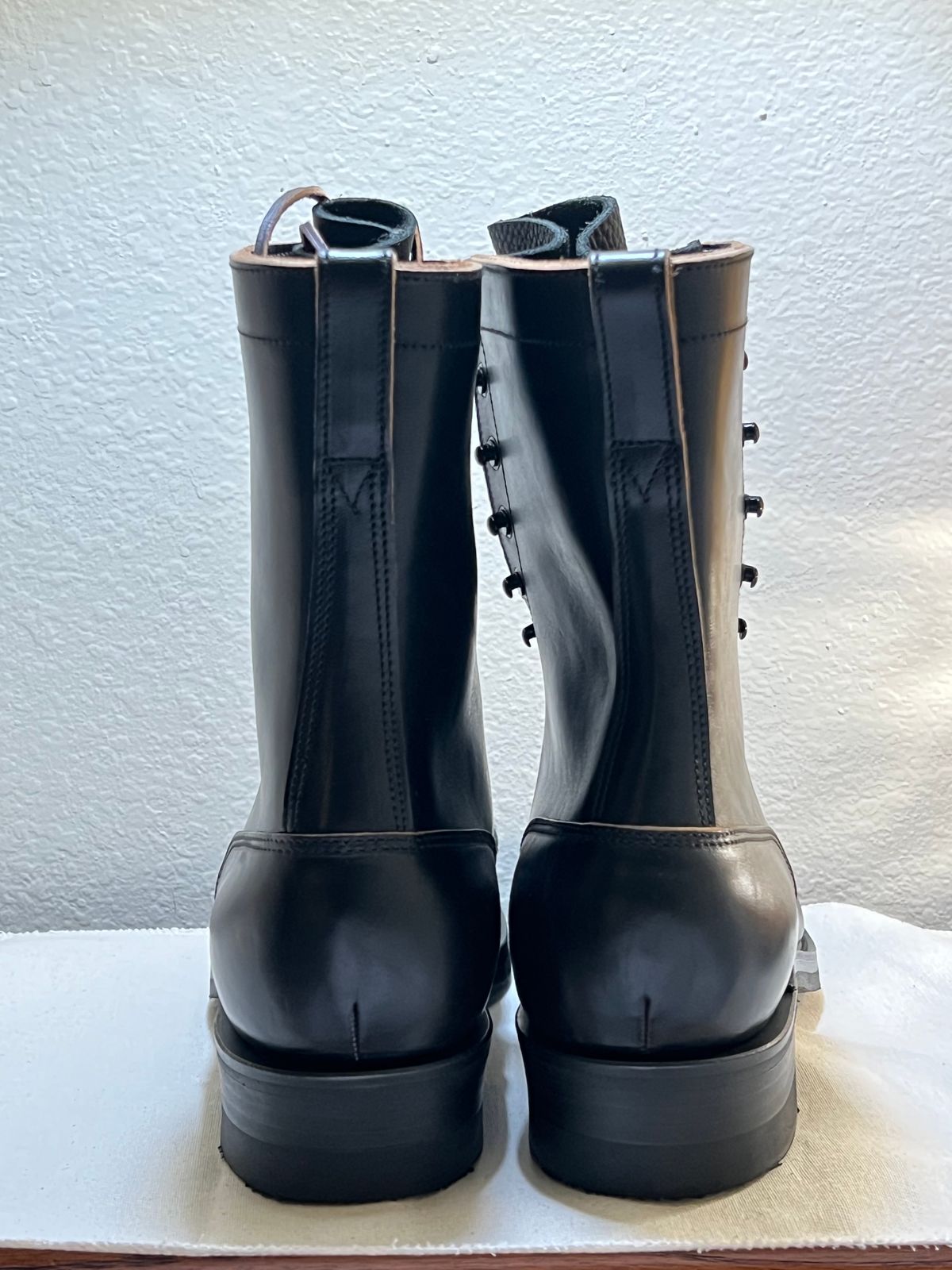Photo by wabi_sabione on October 1, 2023 of the Rolling Dub Trio Griffin 8.5" Plain Toe Boots in Similar Black Horsebutt #1010.