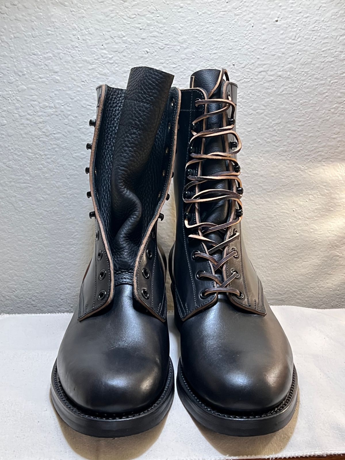 Photo by wabi_sabione on October 1, 2023 of the Rolling Dub Trio Griffin 8.5" Plain Toe Boots in Similar Black Horsebutt #1010.