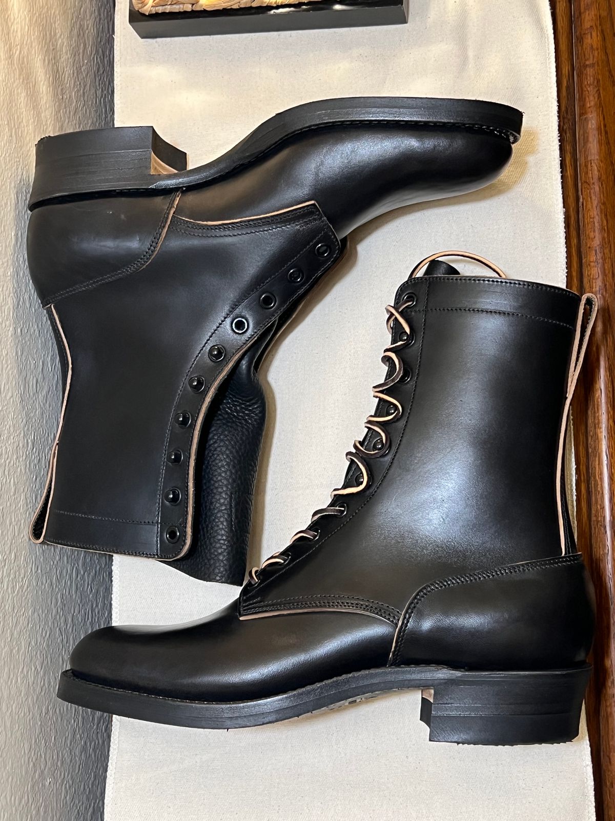 Photo by wabi_sabione on October 1, 2023 of the Rolling Dub Trio Griffin 8.5" Plain Toe Boots in Similar Black Horsebutt #1010.