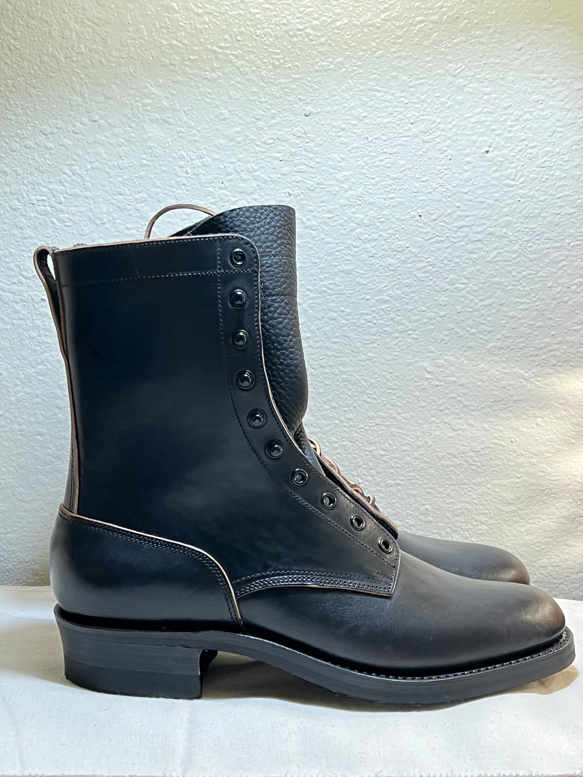 Photo by wabi_sabione on October 1, 2023 of the Rolling Dub Trio Griffin 8.5" Plain Toe Boots in Similar Black Horsebutt #1010.