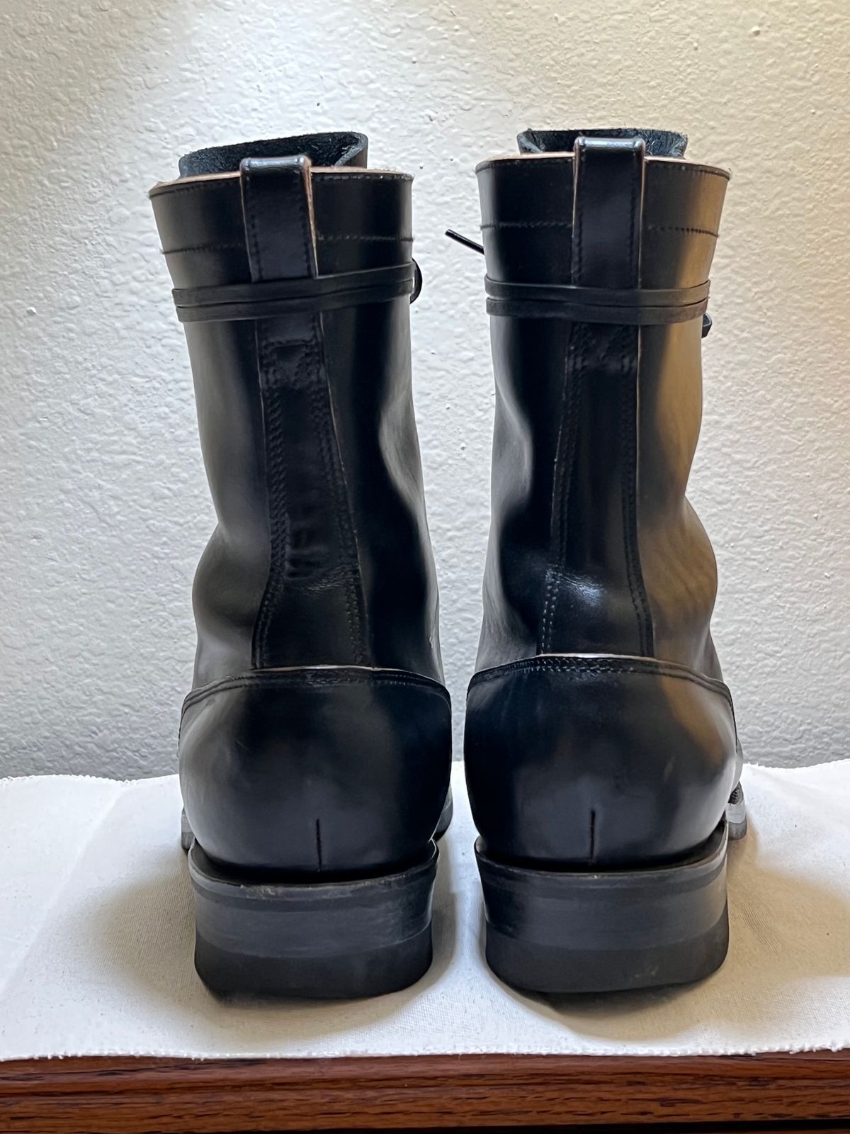 Photo by wabi_sabione on November 4, 2023 of the Rolling Dub Trio Griffin 8.5" Plain Toe Boots in Similar Black Horsebutt #1010.