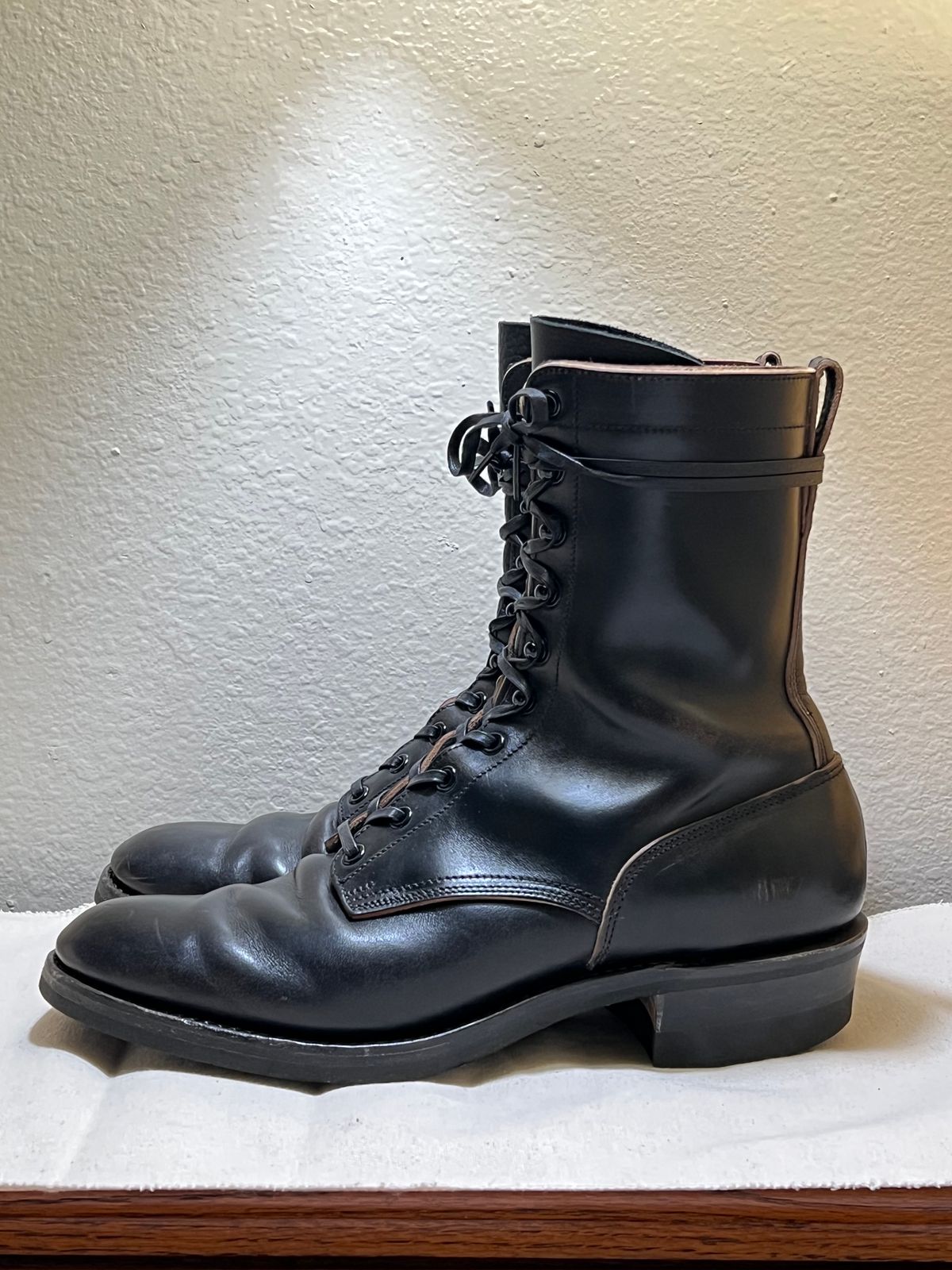 Photo by wabi_sabione on November 4, 2023 of the Rolling Dub Trio Griffin 8.5" Plain Toe Boots in Similar Black Horsebutt #1010.