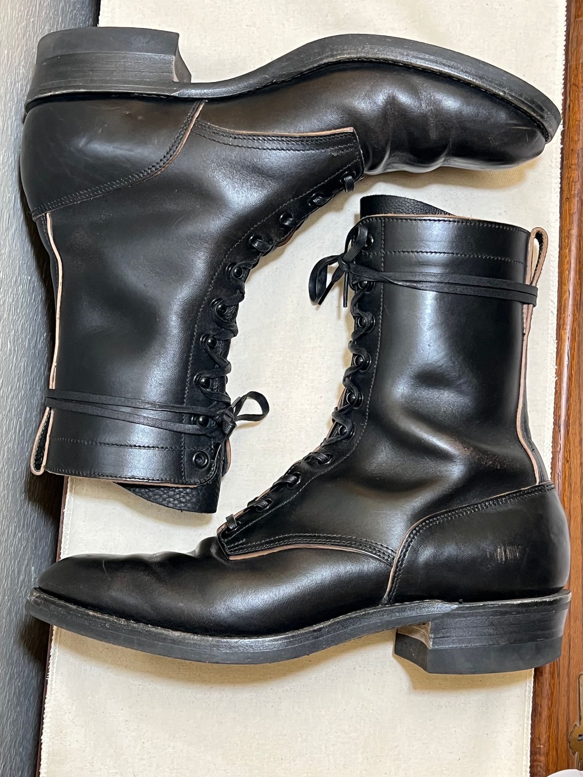 Photo by wabi_sabione on November 4, 2023 of the Rolling Dub Trio Griffin 8.5" Plain Toe Boots in Similar Black Horsebutt #1010.