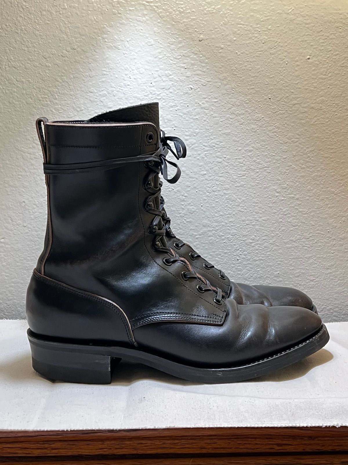 Photo by wabi_sabione on November 4, 2023 of the Rolling Dub Trio Griffin 8.5" Plain Toe Boots in Similar Black Horsebutt #1010.