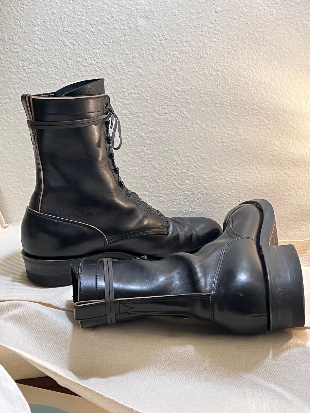 Photo by wabi_sabione on December 2, 2023 of the Rolling Dub Trio Griffin 8.5" Plain Toe Boots in Similar Black Horsebutt #1010.