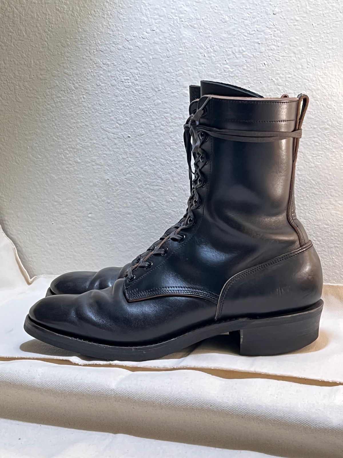 Photo by wabi_sabione on December 2, 2023 of the Rolling Dub Trio Griffin 8.5" Plain Toe Boots in Similar Black Horsebutt #1010.