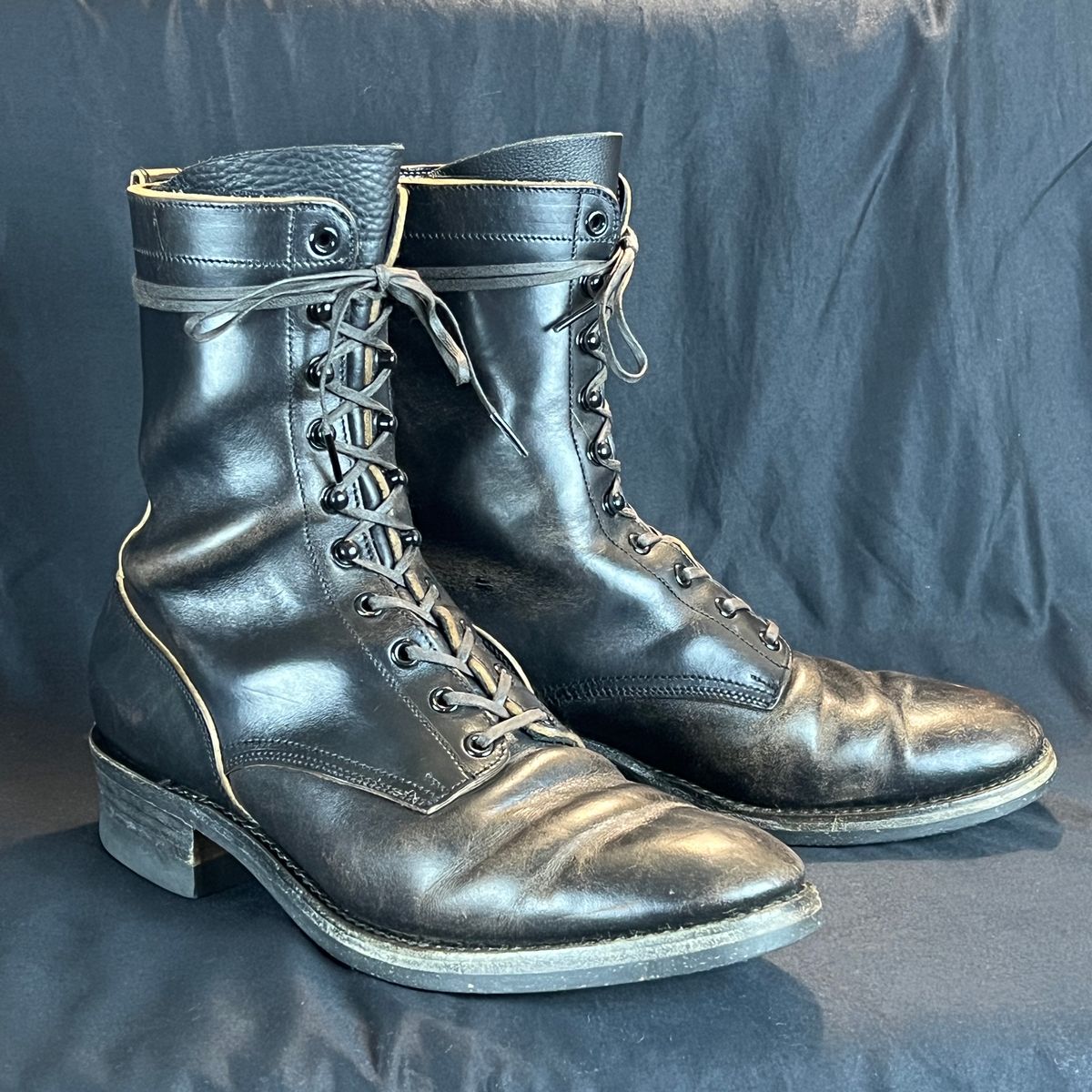 Photo by wabi_sabione on February 3, 2024 of the Rolling Dub Trio Griffin 8.5" Plain Toe Boots in Similar Black Horsebutt #1010.