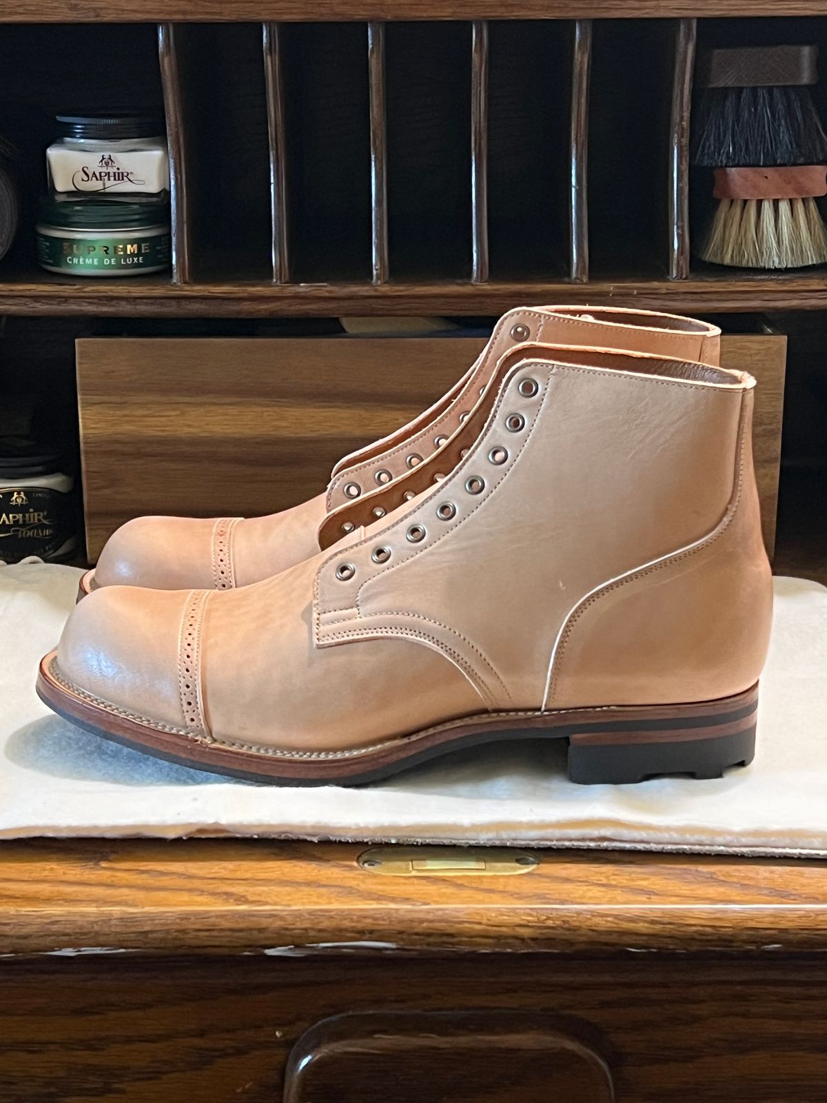 Photo by wabi_sabione on October 4, 2024 of the Viberg Service Boot BCT in Shinki Natural Horsebutt.