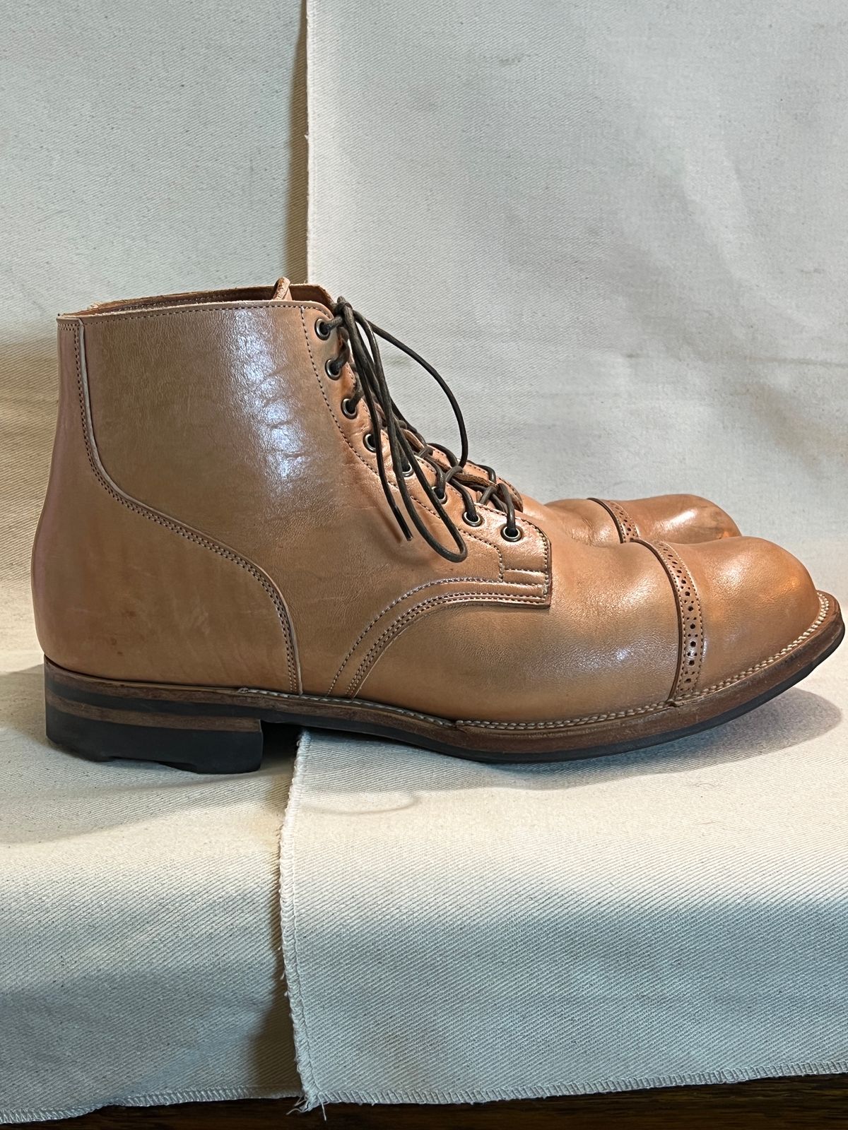 Photo by wabi_sabione on December 5, 2024 of the Viberg Service Boot BCT in Shinki Natural Horsebutt.