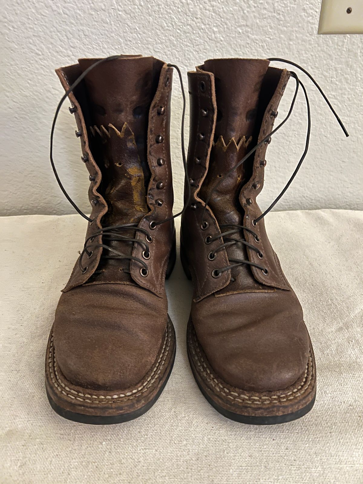 Photo by wabi_sabione on December 5, 2025 of the White's Bounty Hunter in Horween Natural Waxed Flesh.