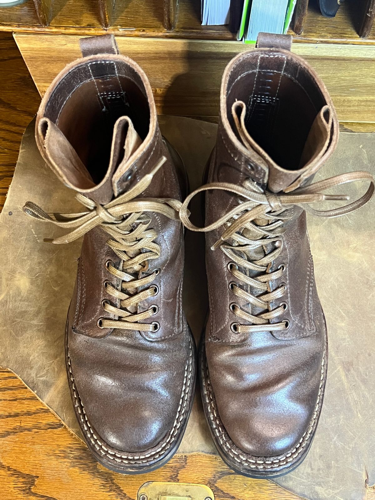 Photo by wabi_sabione on March 6, 2026 of the White's Bounty Hunter in Horween Natural Waxed Flesh.